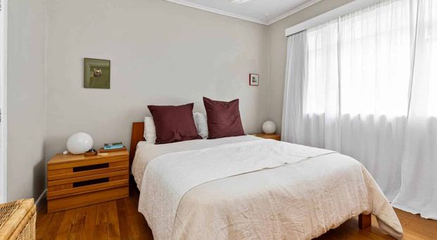 Wooden floor family home - Photo 1