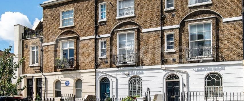 Spacious one bed set within a period house with a modern kitchen & bathroom - Photo 1