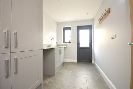 5 bedroom detached house to rent - Photo 4