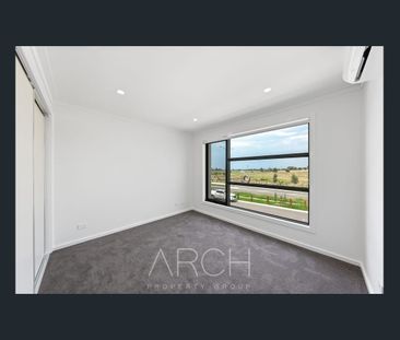 Stylish Townhome Offering Comfort and Space! - Photo 6