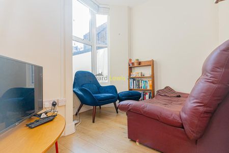 3 bedroom flat to rent - Photo 2