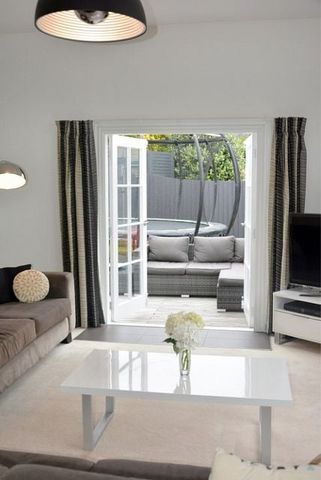 Super sunny, warm and modern family home in Roslyn - Photo 4