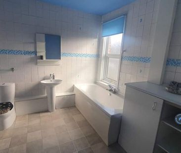 3 bedroom flat to rent - Photo 2