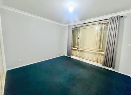 Lovely Home with New Paint&comma; Flooring & Air Con&excl; - Photo 2