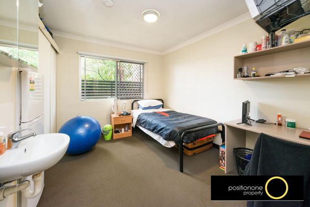 Large Single Room | Rent Includes Electricity, WiFi & Water | Bus Stop @ Front Door. - Photo 1