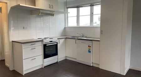 3 Bedrooms in Hikurangi - Photo 2