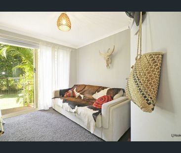 SPACIOUS THREE BEDROOM UNFURNISHED UNIT WITH POOL AND MASSIVE DECK - Photo 2