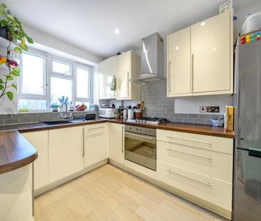 3 bedroom maisonette to rent - Photo 2