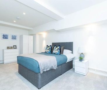 spacious 1 bedroom warehouse conversion with bi folding partition wall - Photo 1