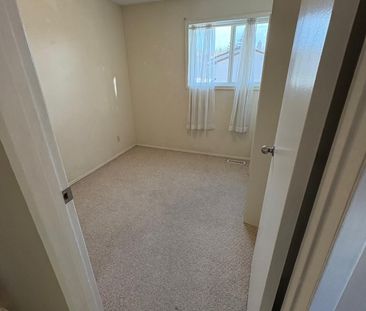 Townhouse in Whitehorn - Photo 3