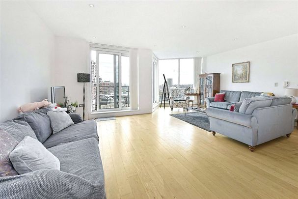 An immaculate 3 bedroom apartment with river views. - Photo 1