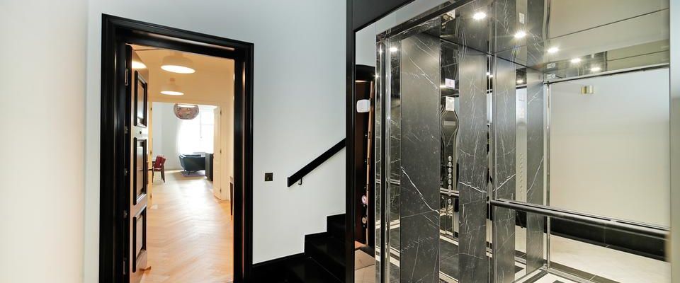 Lehel am Engl. Garten: Luxuriöse, kernsanierte 2-Zimmer-Altbauwohnung (=möbliert) mit Fitnessraum! - Foto 1