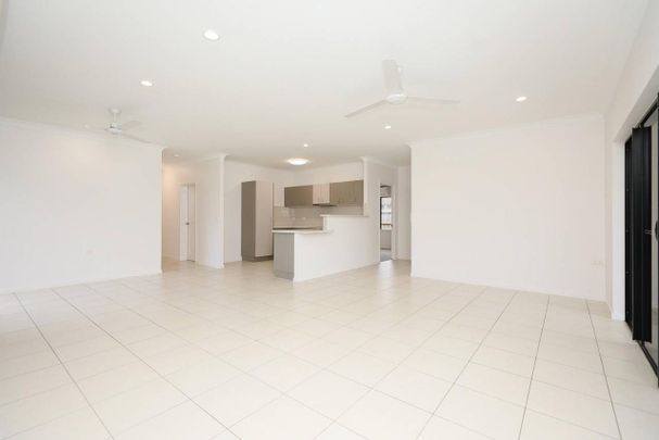 Beautifully Refurbished Family Home – Available Now! - Photo 1