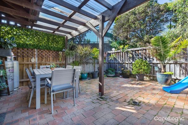 Three Bedroom Townhouse with Garage and Courtyard - Photo 1