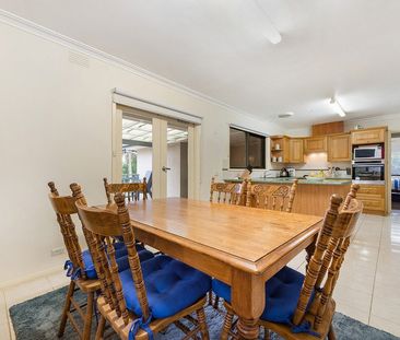 PERFECT FAMILY HOME IN IDEAL LOCATION - Photo 5