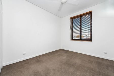 Spacious Top Floor Residence with Exceptional City Views - Photo 3