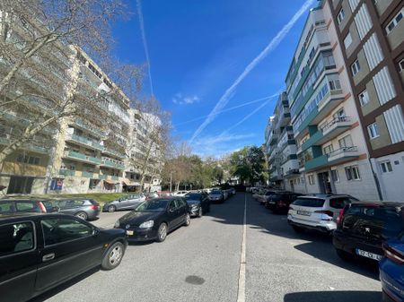 Excelente Apartamento T2 para Arrendamento no Restelo, Lisboa - Photo 3