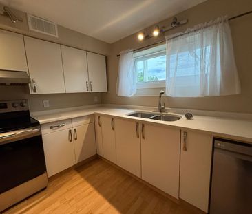Lakeview Heights Suite with Garage/Shop - Photo 4