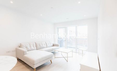 1 Bedroom flat to rent in Filmworks Walk, Ealing, W5 - Photo 4