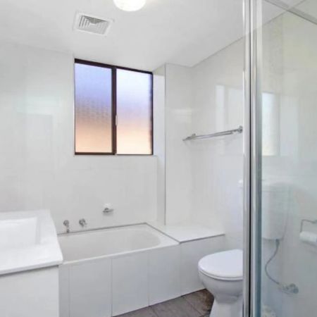 SPACIOUS TWO-BEDROOM APARTMENT! - Photo 4