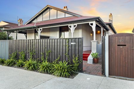 Fully Furnished - Spacious and Stylish Maisonette, Metres From Henley Square 6-12 month lease options. - Photo 2