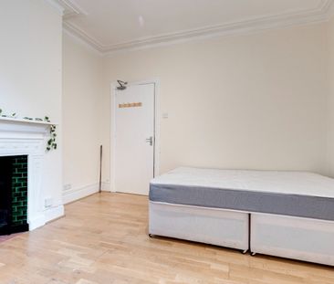 Room in a Shared Flat, Durnsford Road, SW19 - Photo 1