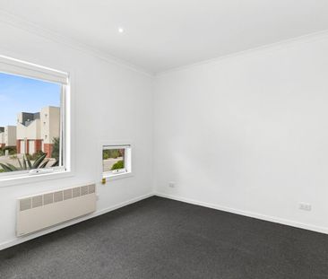 Prime location and neat as a pin - Photo 2