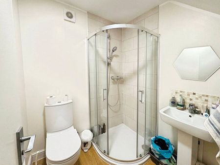 Fairview Avenue, Woking, Surrey, GU22 7NU - Photo 5