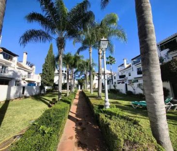 Alquiler de chalet adosado en Calle Almachar - Photo 1