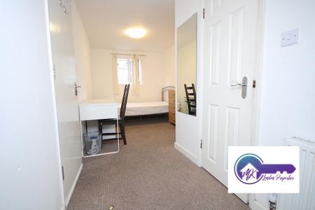 1 Bedroom Room in Flat Share To Rent - Photo 3