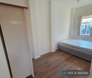 3 bedroom flat to rent - Photo 4