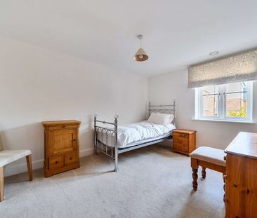 Over 60's only - Well presented one bedroom apartment in the heart ... - Photo 4