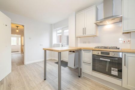 4 bedroom detached house to rent - Photo 2