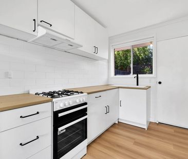 Charming 2-Bedroom Property with Built-in Wardrobes in Lalor - Photo 2