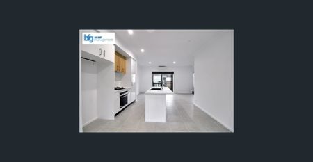 Modern & Spacious 3-Bedroom Townhouse With Air Conditioning - Photo 4