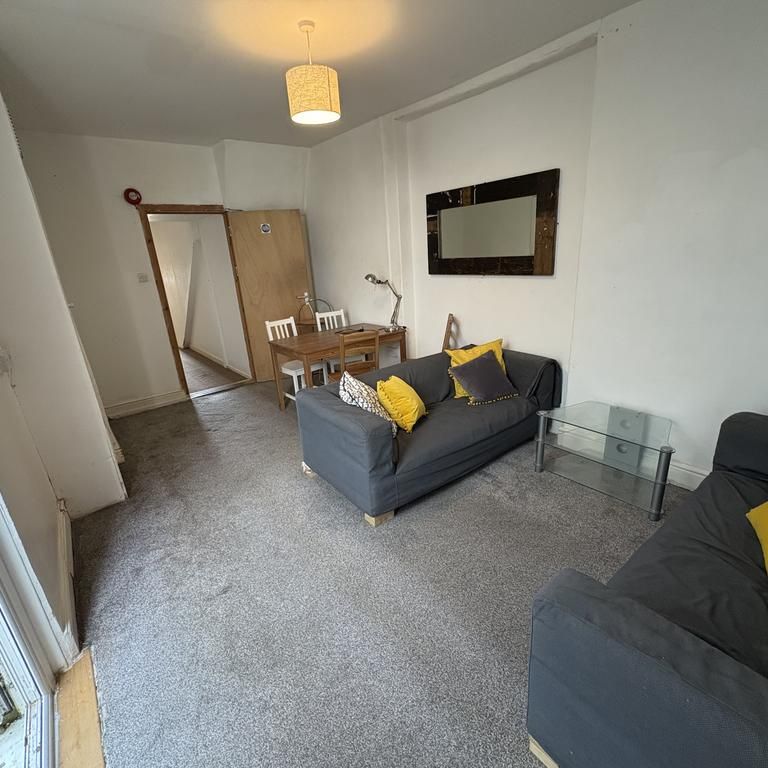 1 bedroom in a house share to rent - Photo 1