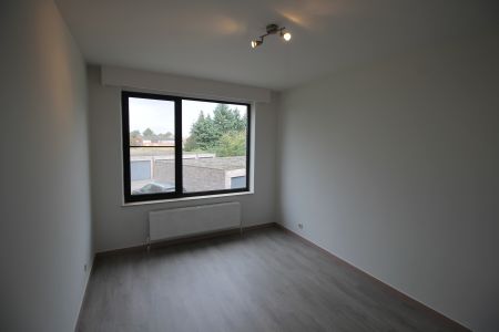 Een gerenoveerd instapklaar appartement op de eerste verdieping links van de linker ingang - met balkon, terras en garage. - Foto 5