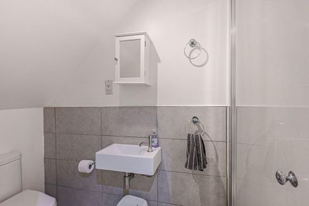3 bedroom flat to rent - Photo 4