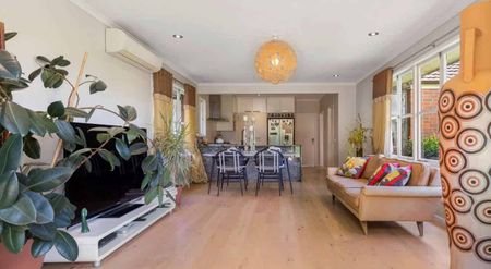 Charming 3BR Remuera Home w/ Parking - Photo 5