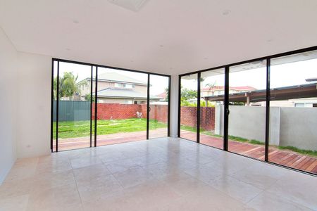 Stylish Four Bedroom Home In Prime Maroubra Location! - Photo 2