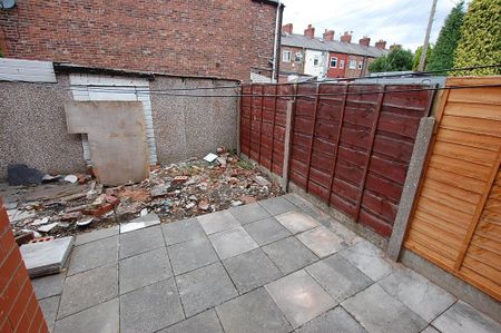4 bedroom end of terrace house to rent - Photo 2