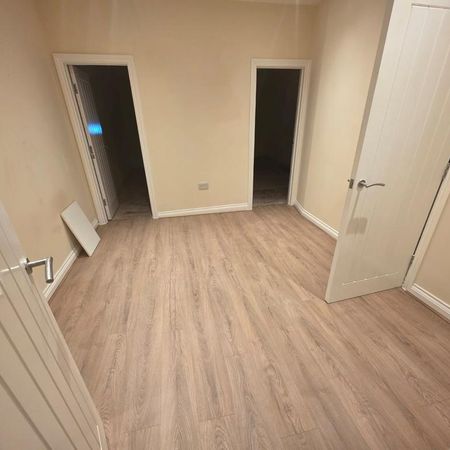 3 bedroom flat to rent - Photo 4