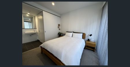 IMMACULATELY PRESENTED AND FILLED WITH LIGHT! - Photo 2