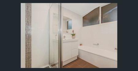 Immaculate House - excellent location - Photo 4