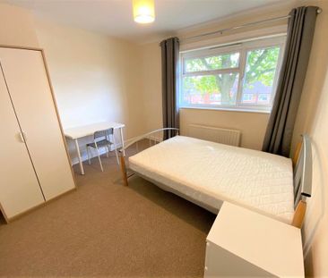 4 bedroom semi-detached house to rent - Photo 2