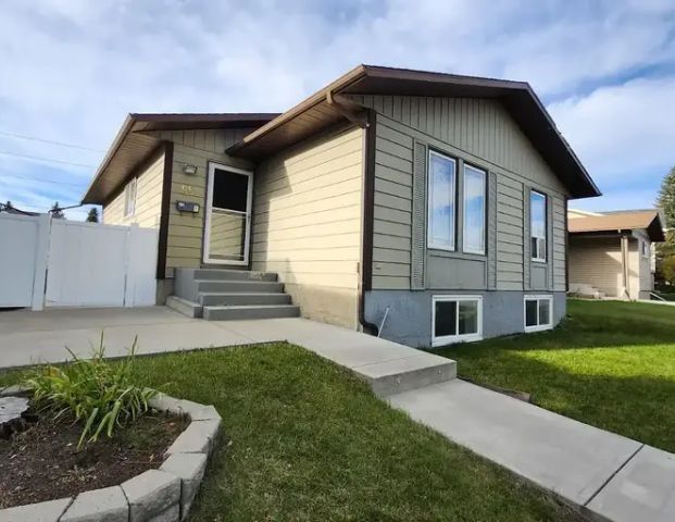 3 Bedroom and 2 bathroom on main floor. For Rent By Owner – December 1st. | Bedford Dr NE, Calgary - Photo 1