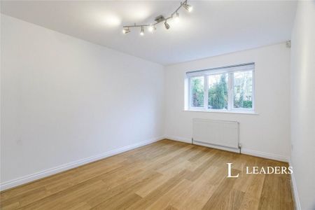 5 bedroom semi-detached house to rent - Photo 4