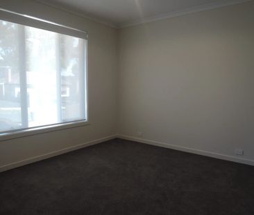 Lovely Three Bedroom Townhouse! - Photo 2