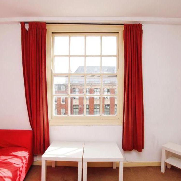 A lovely one bedroom flat that is offered furnished, located in the heart of Old Market. - Photo 1