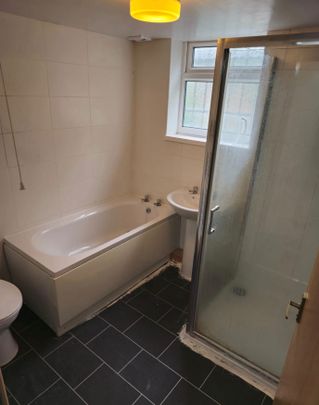 Ash Road, Headingley - Photo 1